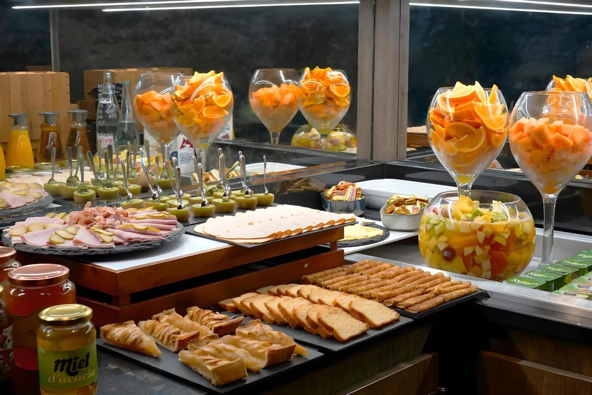 Le Montmartre Saint Pierre Hotel 3*