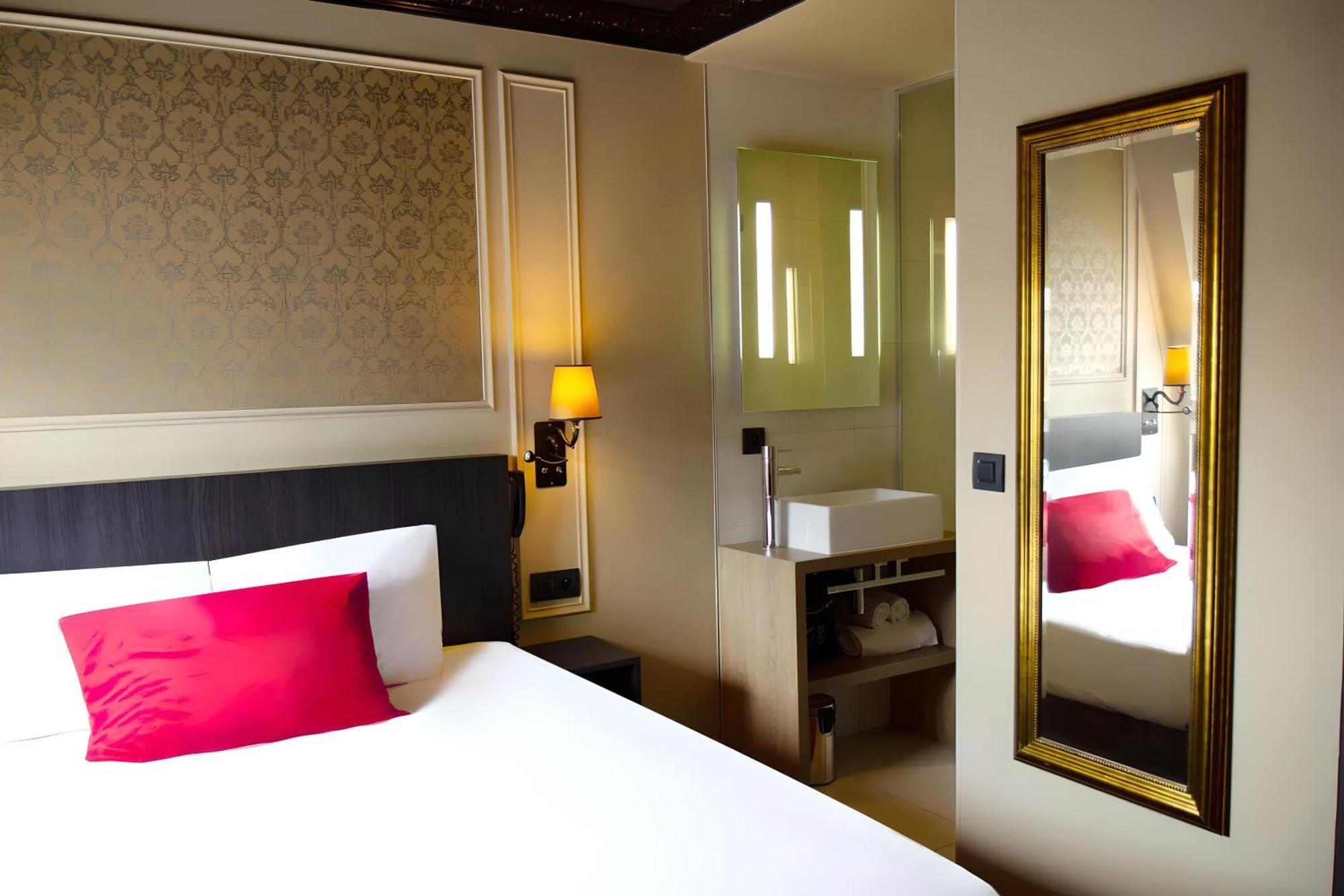 Le Montmartre Saint Pierre Hotel 3*