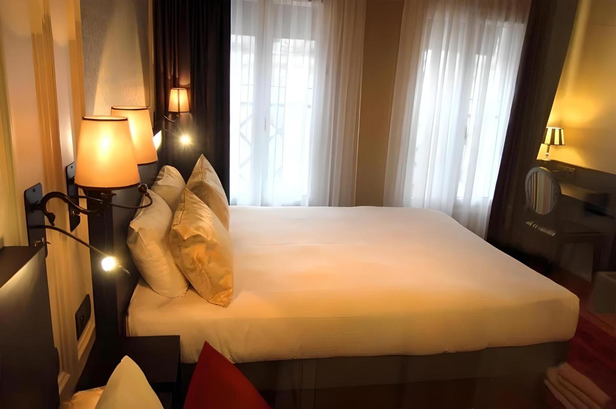 Le Montmartre Saint Pierre Hotel 3*